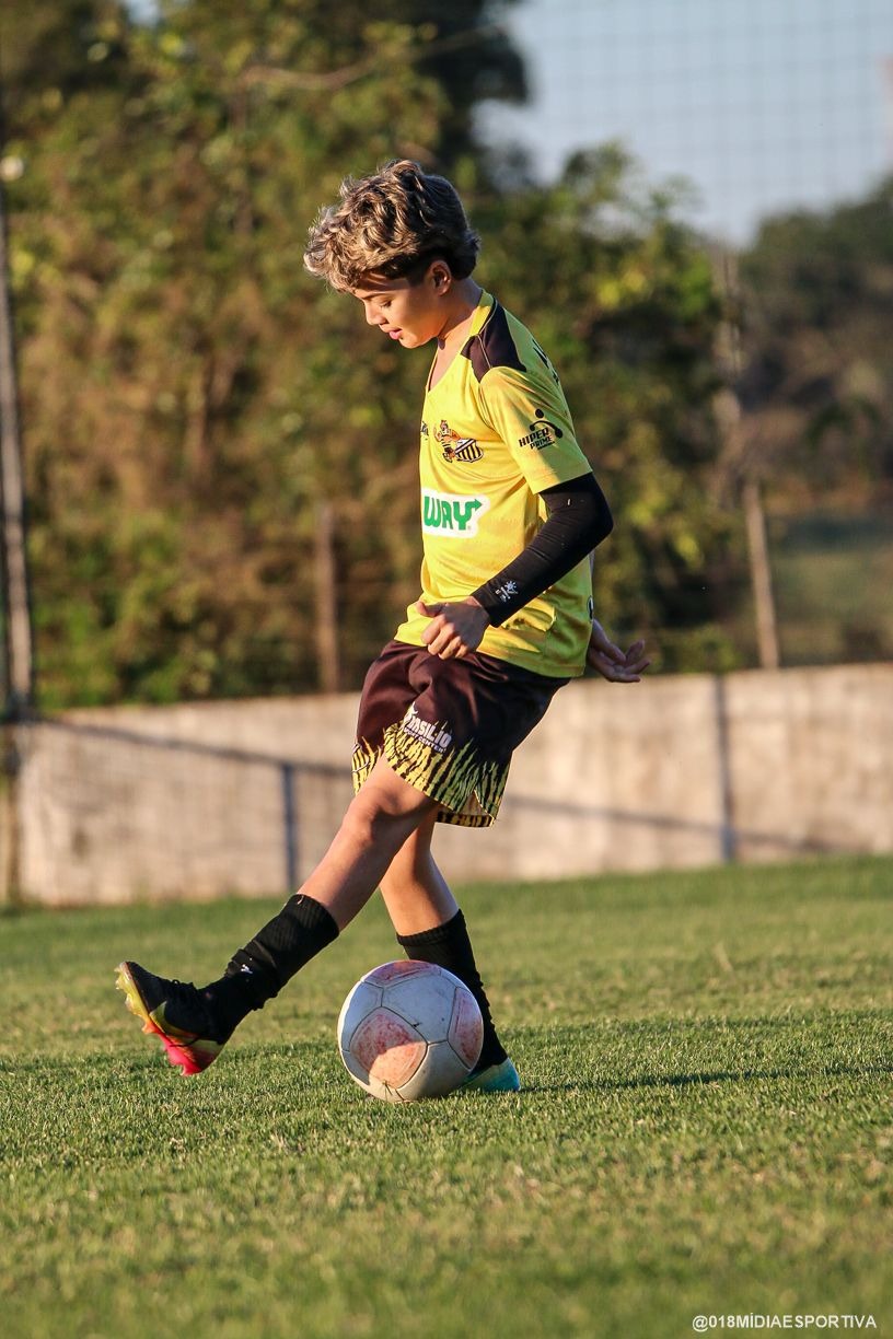 Professor da Basílio Sport Center com aluno da turma de iniciação