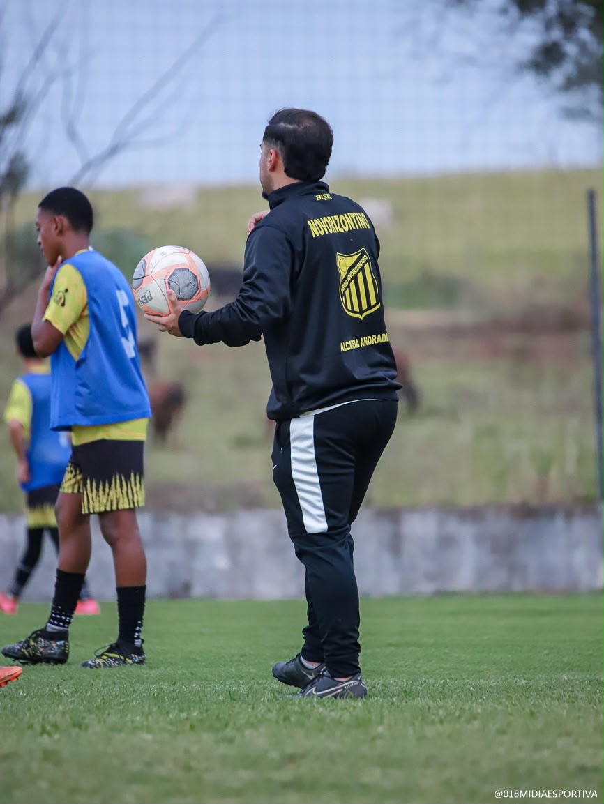 Professor da Basílio Sport Center conduzindo aluno em exercício com cones