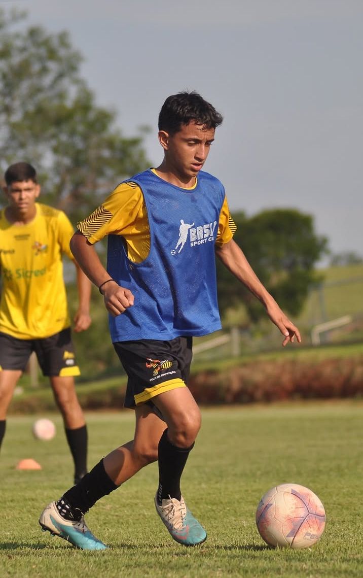 Professor e aluno da Basílio Sport Center com bolas e equipamentos de treino