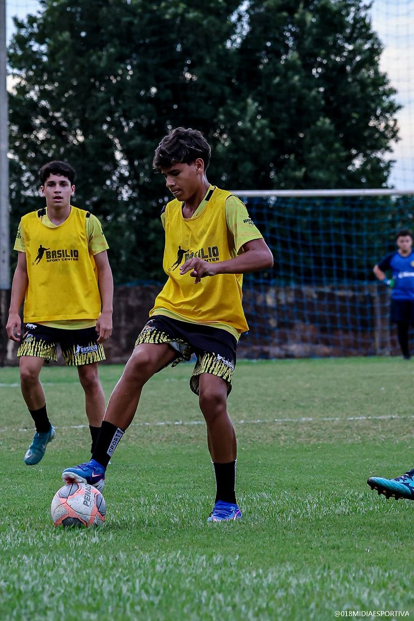 Aluno da Basílio Sport Center finalizando jogada em treino