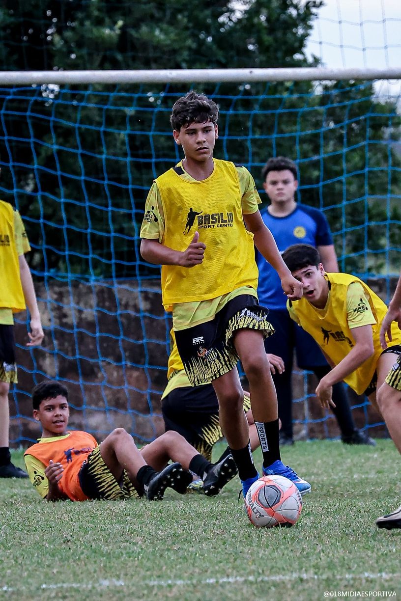 Alunos da Basílio Sport Center disputando jogada próximo ao gol