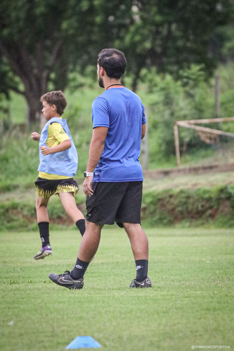 Professor da Basílio Sport Center acompanhando o treino de perto