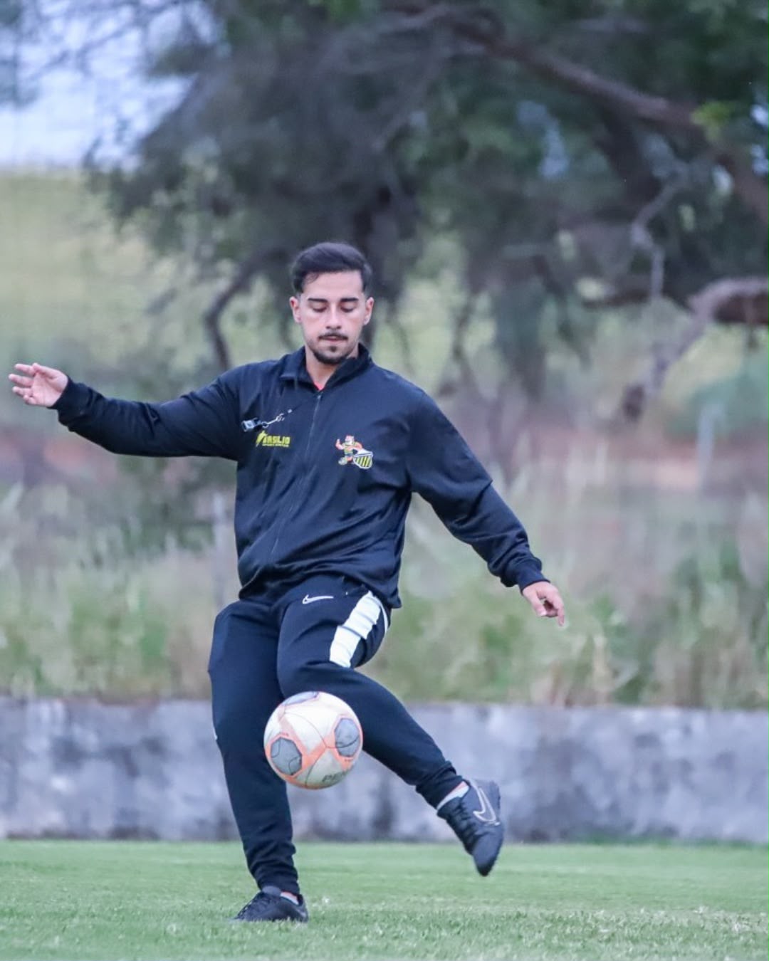 Professor da Basílio Sport Center em exercício com a bola
