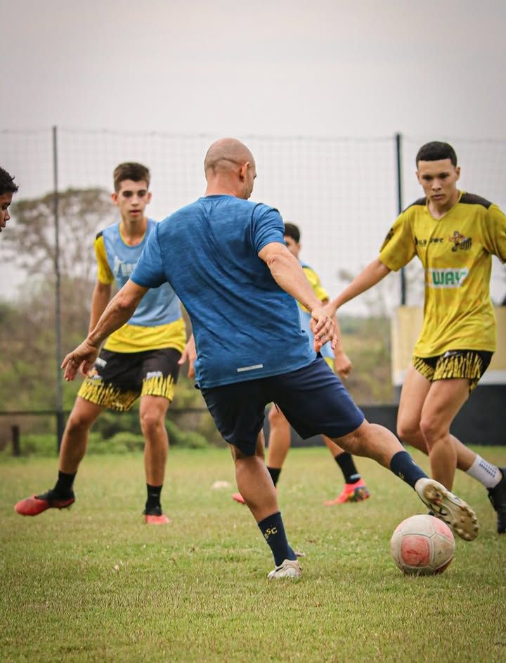 Professor da Basílio Sport Center conduzindo o treino em campo